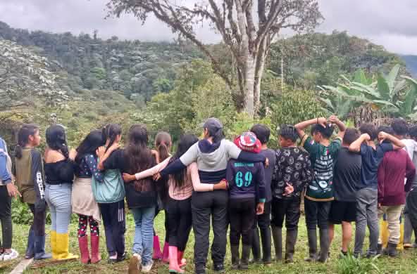 Jóvenes conectan con la naturaleza durante una de las excursiones escolares al Bosque Protector y Estación Científica Los Cedros