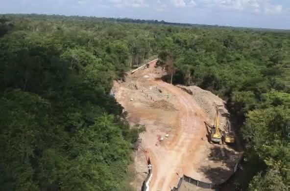 Vista aérea de la deforestación para construir un mineroducto en la selva del estado amazónico brasileño de Pará, Brasil