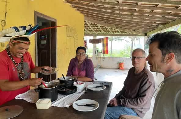 Mãdy Pataxó y su madre, junto a Felipe Sabrina y Klaus Schenck, se sientan a la mesa para almorzar