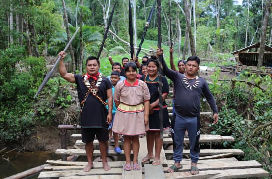 Indígenas A'i Cofán de Durengo con Eduardo Medúa (izquierda).