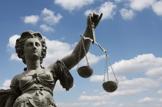 Estatua simbolizando justicia