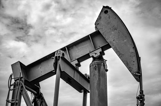 Un pozo de petróleo con fondo de cielo nublado