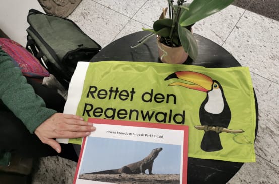 Salva la Selva/Rettet den Regenwald y petición en defensa del dragón de Komodo sobre la mesa