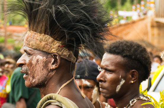 Dos hombres indígenas Mahuze en Papúa