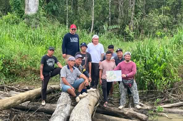 Indígenas Dayak de Sungai Seruas muestran mapa elaborado con la organización SADIA