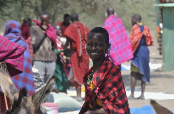 Mujeres y hombres del pueblo Masai en un mercado