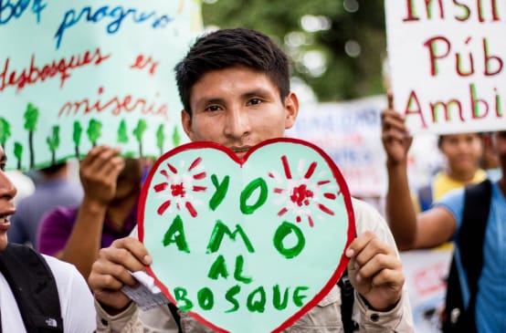 Manifestante con pancarta "Yo amo al bosque" en Iquitos, Perú