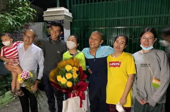 6 jóvenes, mujeres y hombres, de la organización Mother Nature Camboya sonríen tras su liberación de prisión