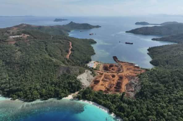 Vista aérea de una mina de níquel en una pequeña isla