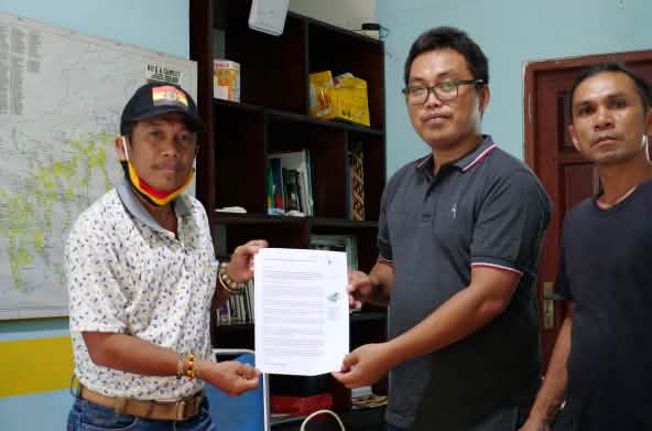 Effendi Buhing de Kinipan y Safrudin Mahendra de Save Our Borneo
