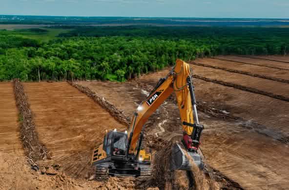 Excavadoras en terrenos deforestados. La selva al fondo está amenazada.