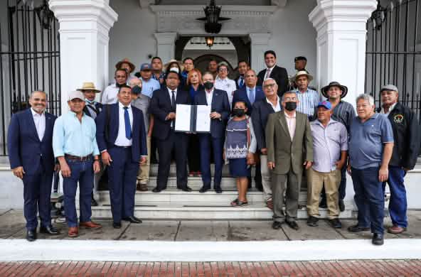 Un grupo de personas de la Alianza en Defensa de la Cuenca del Río Santa María recibe la sanción de la Ley 339 que declara Patrimonio Natural Nacional y Área Protegida Hidrológica a cargo del Presidente Laurentino Cortizo Cohen