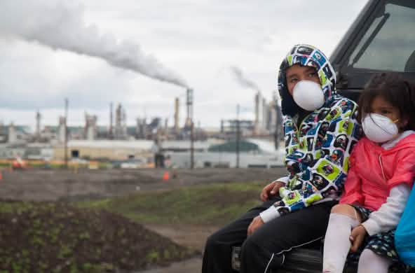 Niños con máscaras protectoras durante la caminata "Healing Walk" en 2013 contra una mina de arenas bituminosas