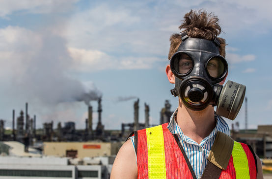 Un hombre protesta con una máscara de gas contra la extracción de arenas bituminosas en Canadá