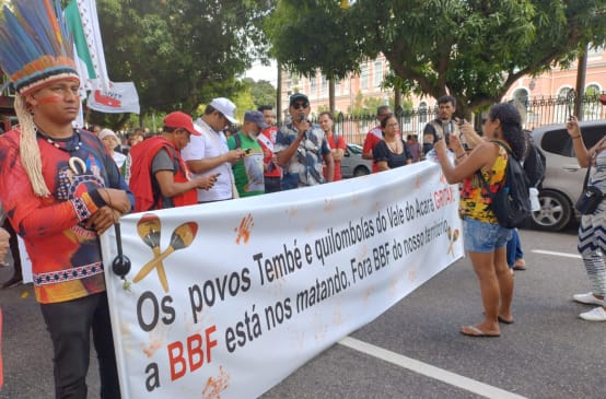 Comunidades indígenas y quilombolas protestan en contra de la expansión del monocultivo de palma aceitera con pancarta "BBF nos está matando. Fuera de nuestro territorio"