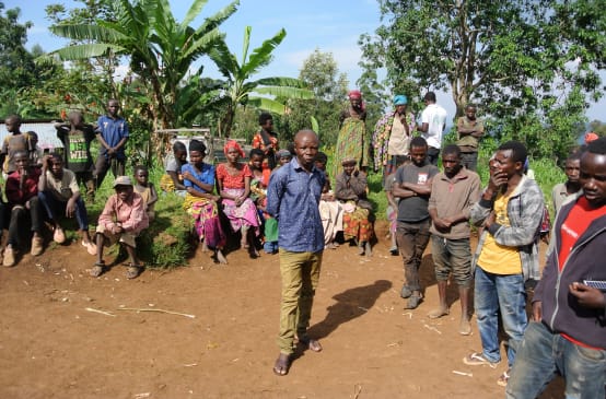 Miembros del pueblo indígena Batwa, reunidos en las inmediaciones del Parque Nacional Kahuzi