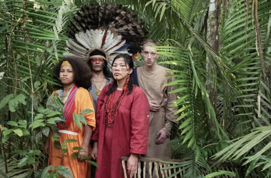 Actrices y actores de la obra Antígona en la Amazonía en la selva tropical