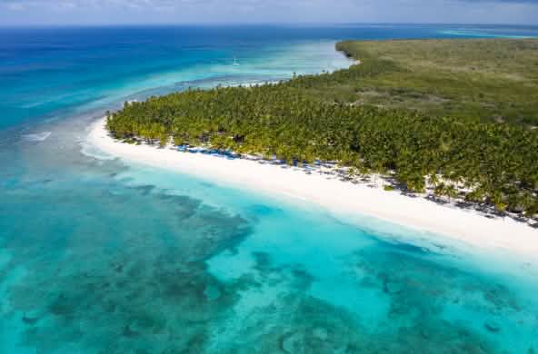 Vista aérea de la Isla Saona en la República Dominicana con sus cocoteros y el turquesa del Mar Caribe