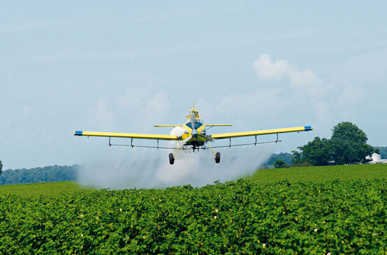 Avión fumiga un campo de soja con glifosato
