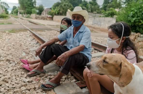 Personas afectadas por el nuevo trazado del Tren Maya, junto a las vias previamente existentes