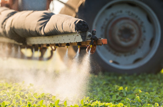 Tractor fumigando con agrotóxicos