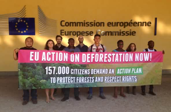 Entrega de firmas petición contra la deforestación en la Comisión Europea