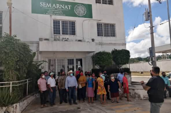 Miembros del Consejo Regional Indígena de Xpujil (CRIPX) ante la sede de la Secretaría de Medio Ambiente y Recursos Naturales SEMARNAT, estado de Campeche (México)