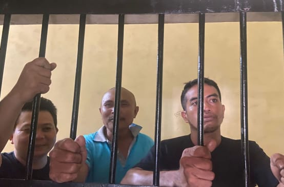 Tres compañeros indígenas de la Alianza Sulawesi estuvieron meses entre rejas por defender la selva
