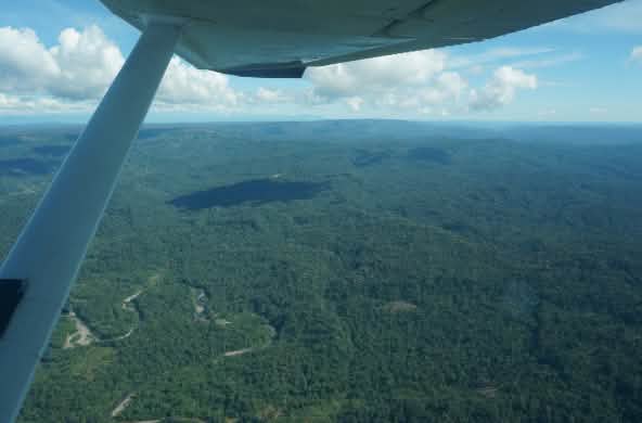 Vista aérea del territorio indígena Sapara en la Amazonía, Ecuador