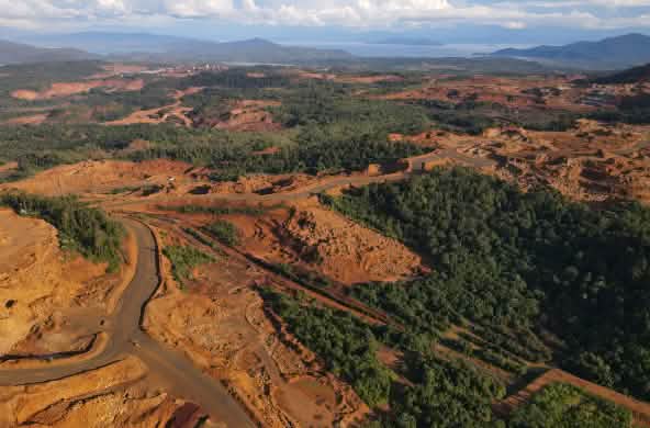 Vista desde arriba de la mina de níquel de Vale Indonesia, se aprecia claramente la destrucción de la selva