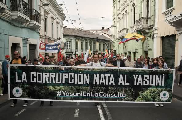 Manifestación del grupo YASunidos para exigir que el petróleo del Yasuní quede bajo el suelo. Portan una pancarta que dice "La Corrupción mata al Yasuní #YasuníEnLaConsulta