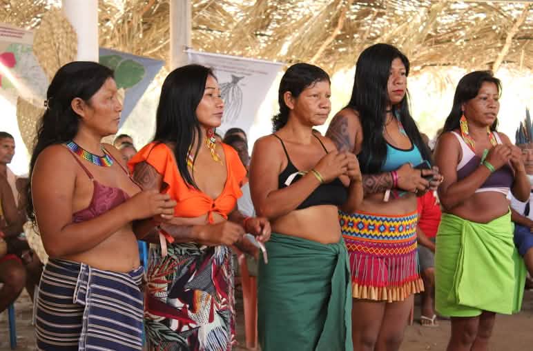 Cinco mujeres indígenas de pie, una junto a otra