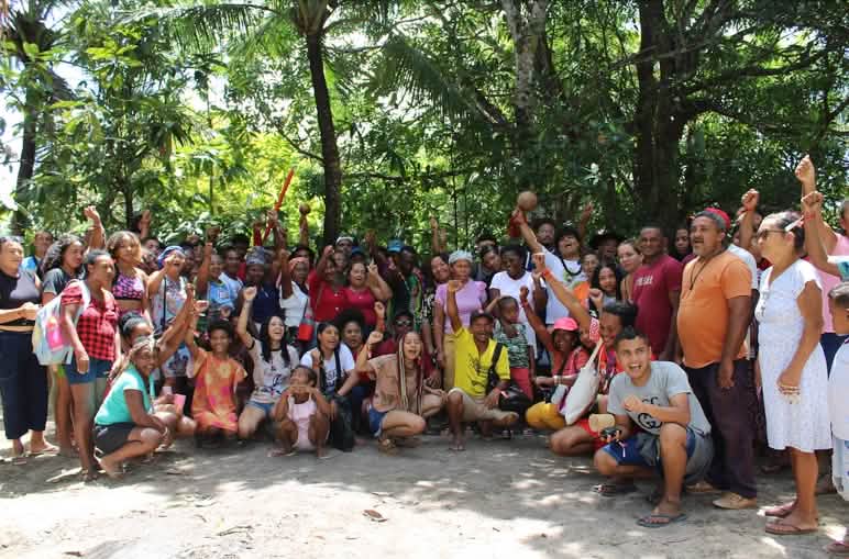 Posado en grupo de personas niños, jóvenes, mujeres y ancianos
