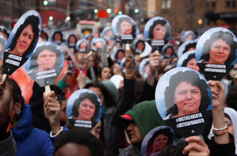 Manifestación con máscaras tras el asesinato de Berta Cáceres