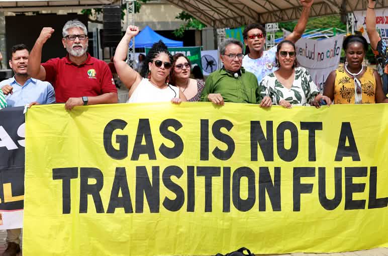 Manifestación en Colombia durante la Cumbre de los Pueblos Más Allá de los Combustibles Fósiles