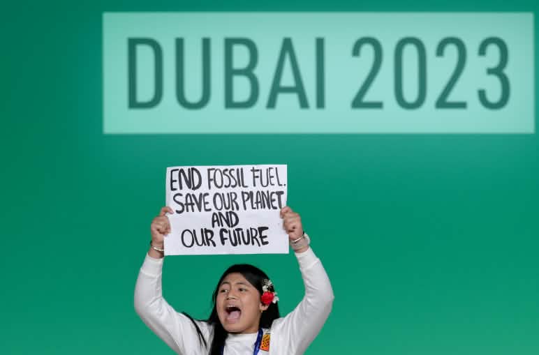 Protesta durante la COP28 en Dubái: "Fin a los combustibles fósiles. Salven nuestro planeta y nuestro futuro."