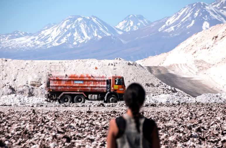Mujer contempla la extracción de litio en el salar de Atacama en los Andes, Chile