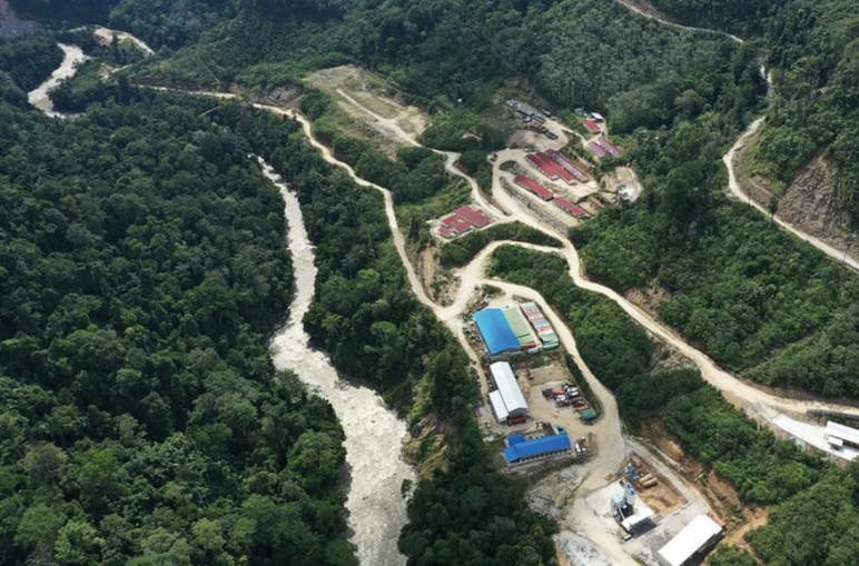 Vista aérea del sitio de construcción de la central hidroeléctrica en el bosque de los orangutanes de Tapanuli