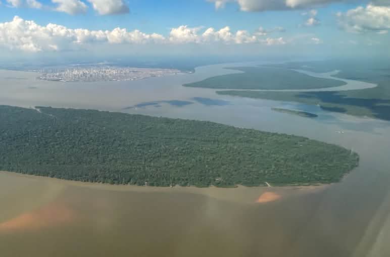 Vista aérea de Belém, capital del estado brasileño de Pará, situada en la Bahía do Guajará rodeada de selva amazónica y agua de los ríos Acará y Guamá