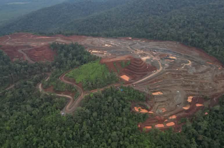 Mina de níquel en medio de un bosque tropical destruido