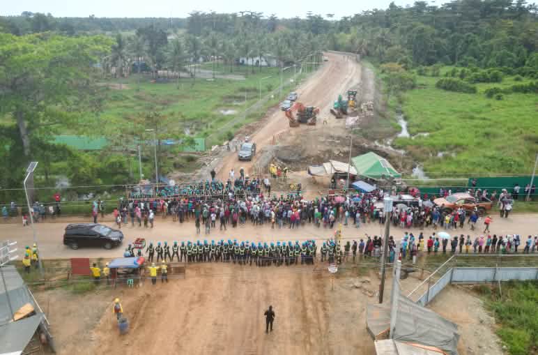 Vista aérea de protesta en contra de la minería en Palawan. Cruce de caminos con presencia de manifestantes y policía