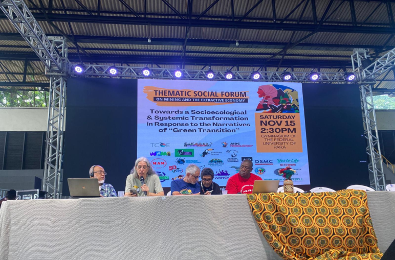Panel de discusión en el evento organizado por el Foro Social Temático sobre Minería y Extractivismo en la Cumbre de los Pueblos
