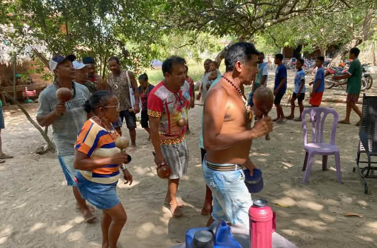 Un grupo de indígenas Akroá-Gamella conectan con cantos y danzas con las encantadas, espíritus de la selva