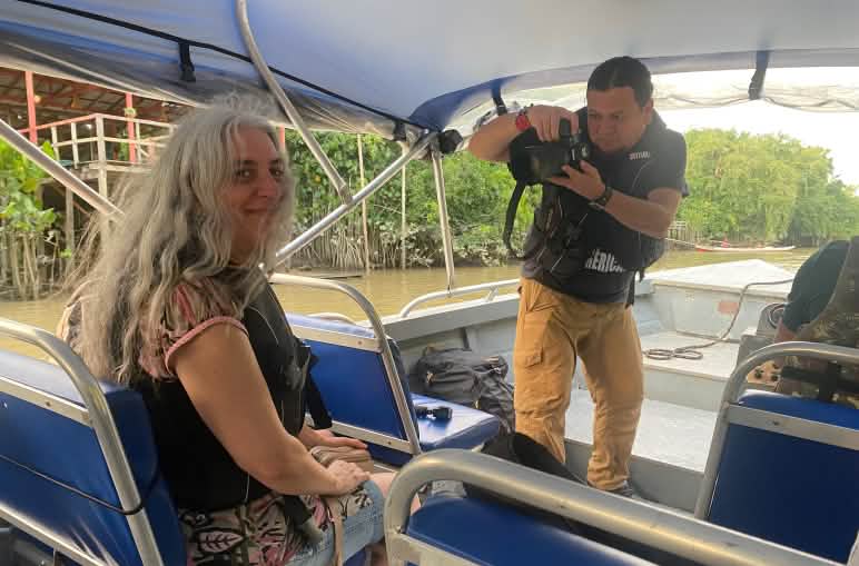 Periodista popular toma una foto de Guadalupe Rodríguez durante travesía en barco entre Belém y la isla Combú