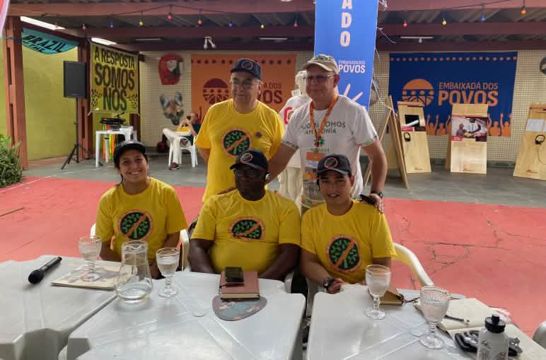 Grupo de cinco personas ponentes frente a una mesa