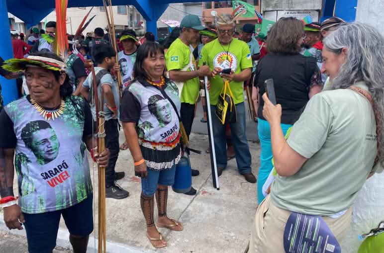 Guadalupe Rodríguez fotografía con el teléfono móvil a la líder indígena Mariza Ka’apor durante la gran manifestación por el clima en Belém, el 15 de Noviembre de 2025