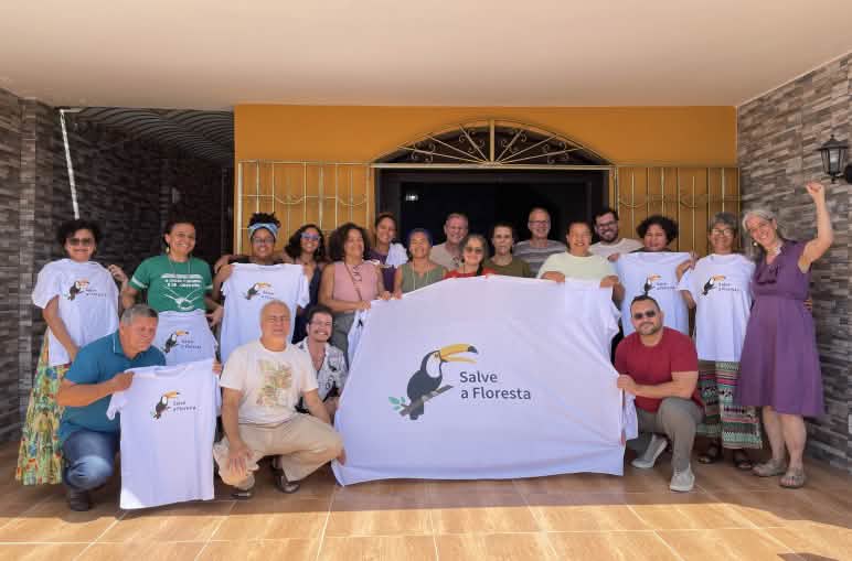 Grupo de personas de Salva la Selva y organizaciones aliadas en Brasil con pancartas y camisetas con el nombre de la organizacion en portugués, Salve a Floresta