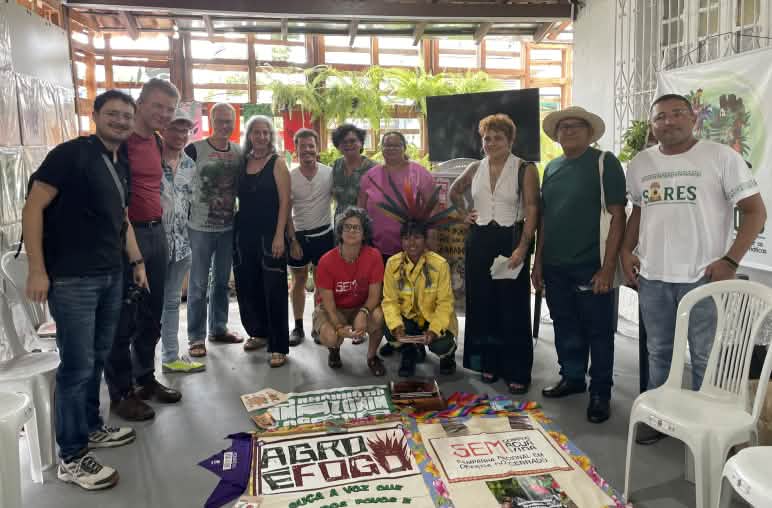 Miembros de Agro é Fogo, Salva la Selva y otras organizaciones aliadas durante la presentación del Manual de Prevención y Combate de Incendios Forestales en las Comunidades del Cerrado"