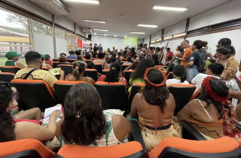 Público abarrota la sala del Tribunal Popular en contra de las empresas mineras que operan en la Amazonía brasileña