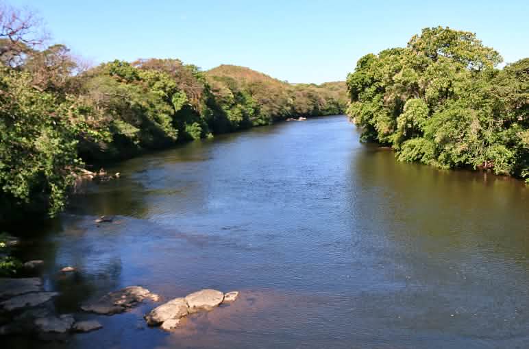 Vista de una curva del río Santa Maria con árboles a ambos lados de la orilla